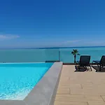 Pearl - Rooftop Pool Seaside 아파트 *
