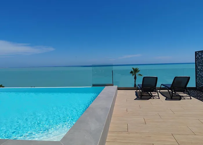 Pearl - Rooftop Pool Seaside Apartment *
